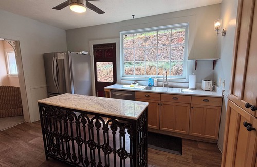 Manitou Springs House | 4 Bedrooms w/En-Suite Baths ~ 2 Blocks to Cog Railway~ Incline~ Large Hot Tub!