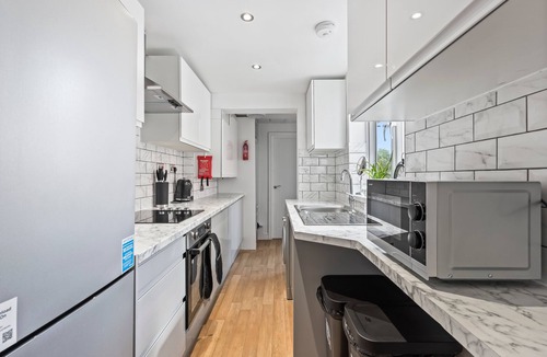 Newcastle-Under-Lyme House | 4 Beds|2 Bath|Town Centre|75Mbps