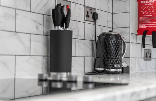 Newcastle-Under-Lyme House | 4 Beds|2 Bath|Town Centre|75Mbps