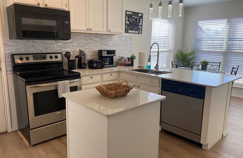 Euless House | 4 beds~3br-2.5 bath~family/Pets~Long-stay discount!-shopping/DFW airport