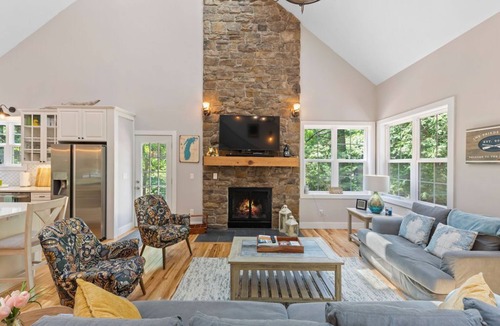 Harbert House | 4 BR 4 BA Cottage - Walk to Private BEACH!