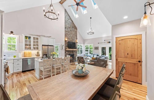 Harbert House | 4 BR 4 BA Cottage - Walk to Private BEACH!