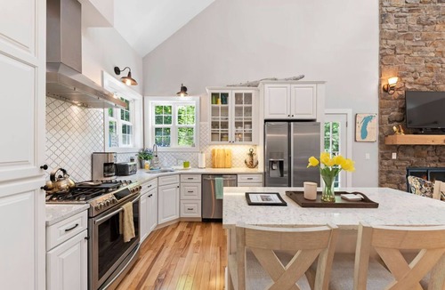 Harbert House | 4 BR 4 BA Cottage - Walk to Private BEACH!