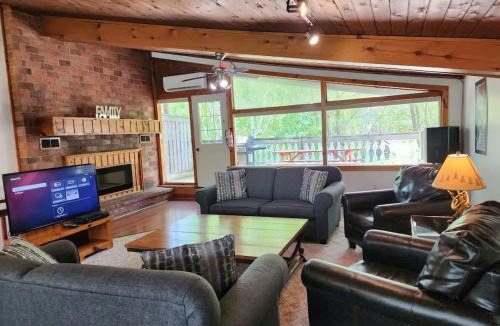 The Blue Mountains House | 4 BR Cottage at Tyrolean Private Beach Access