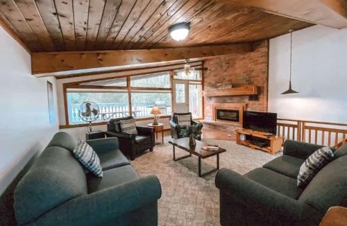The Blue Mountains House | 4 BR Cottage at Tyrolean Private Beach Access