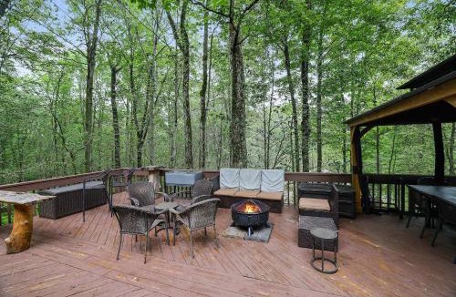 Tobyhanna House | 4 Br Cozy Cabin Sleeps 8 Pool Table Arcade Beach