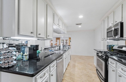 Braeswood Place House | 4 BR home 2 mins to NRG, 5 mins Med Center