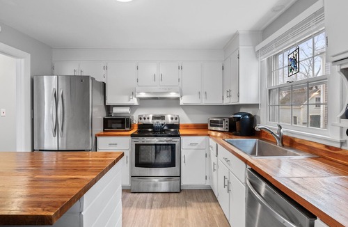 Rockport House | 4 BR Home l Walk to Beaches & Downtown l Reserved Parking & Beach Gear included
