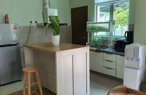 Ayer Molek House | 4 BR Hotel-Like Home w/Ice Maker + Steam Iron