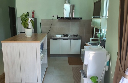 Ayer Molek House | 4 BR Hotel-Like Home w/Ice Maker + Steam Iron