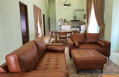 Ayer Molek House | 4 BR Hotel-Like Home w/Ice Maker + Steam Iron