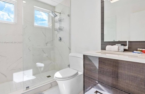 Eastern Shores House | 4 BR Modern Villa on the water!