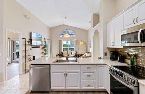 Historic Downtown Kissimmee House | 4 BR Private Pool and Lake View Near Disney