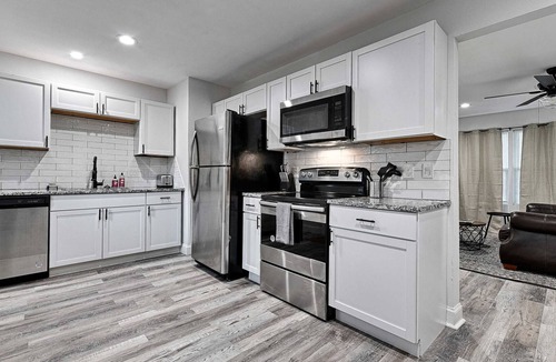 Denison House | 4 BR Renovated House w/Foosball & Backyard