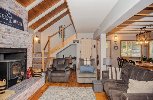 Kalama House | 4 BR Riverfront Home w/Stunning Views, Fireplace