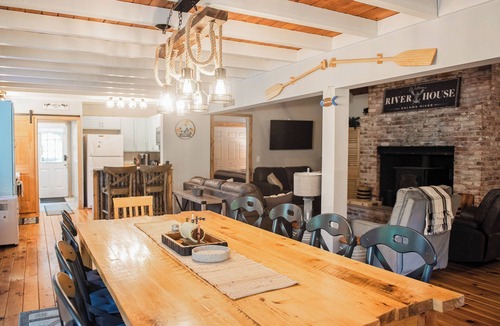 Kalama House | 4 BR Riverfront Home w/Stunning Views, Fireplace