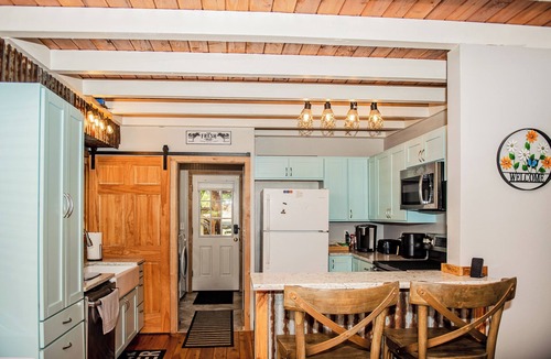 Kalama House | 4 BR Riverfront Home w/Stunning Views, Fireplace