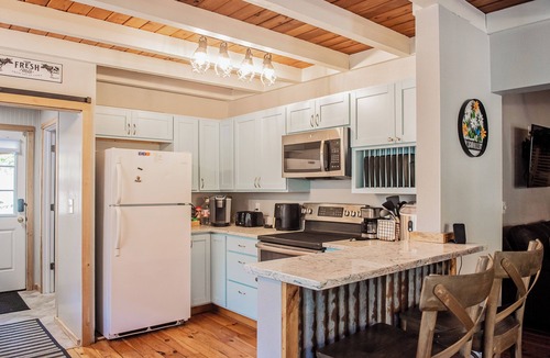 Kalama House | 4 BR Riverfront Home w/Stunning Views, Fireplace