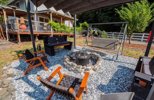 Kalama House | 4 BR Riverfront Home with Stunning Views, Fireplace