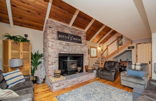 Kalama House | 4 BR Riverfront Home with Stunning Views, Fireplace