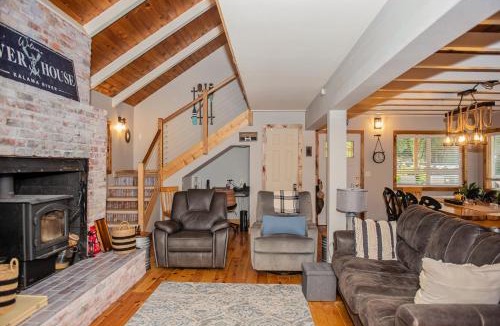 Kalama House | 4 BR Riverfront Home with Stunning Views, Fireplace