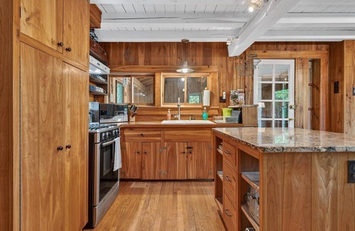 Lyndon Center House | 4 Br Sleeps 8 - Kayaks - Fire Pit - Dog Friendly