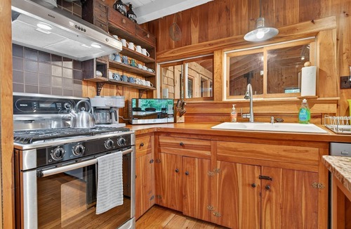 Lyndon Center House | 4 Br Sleeps 8 - Kayaks - Fire Pit - Dog Friendly