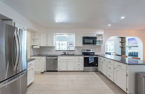 Tempe House | 4 Br Tempe Retreat: Pool | Putt Putt | Pool Table