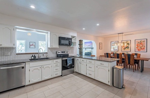 Tempe House | 4 Br Tempe Retreat: Pool | Putt Putt | Pool Table