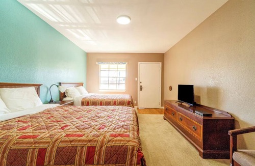 Sweet Home Hotel | 4 Bright and Easy Access Rooms w/Free Parking - Yoakum City Park - 3.7 mi away