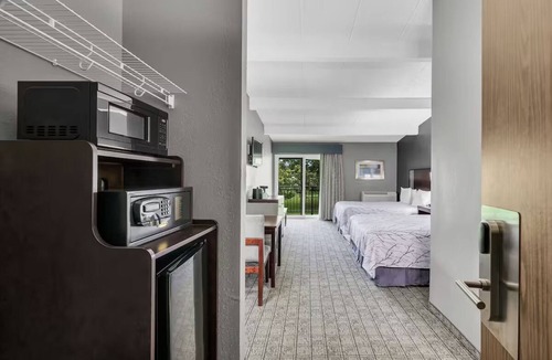 Urbana Hotel | 4 Charming Queen Rooms Close to Downtown Urbana + Free Parking