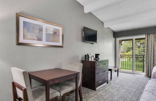 Urbana Hotel | 4 Charming Queen Rooms Close to Downtown Urbana + Free Parking