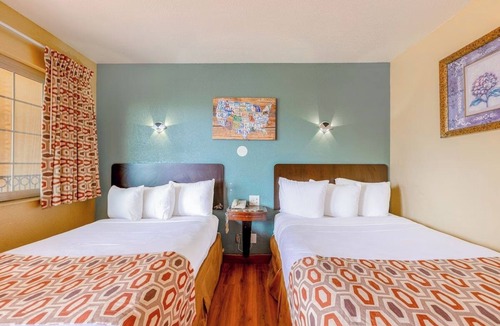Loma Alta Hotel | 4 Charming Retreat Rooms Near Oceanside Beach and Parks