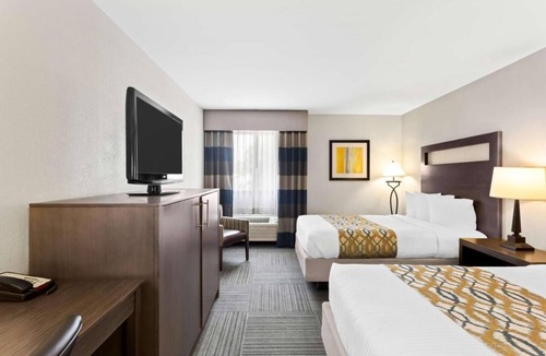 Naperville Hotel | 4 Charming Units Near Downtown Naperville - Free Breakfast and Parking!