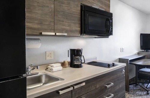 Pooler House | 4 Comfortable Rooms w/Kitchen & Pet-Friendly Perks for Large Groups Visits