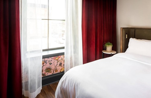Riverside Hotel | 4 Corner King Getaway with Coffeehouse Breakfast & City Views