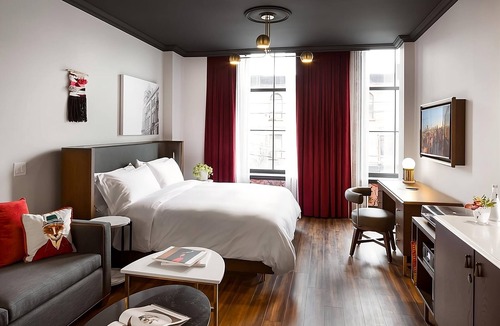 Riverside Hotel | 4 Corner King Getaway with Coffeehouse Breakfast & City Views