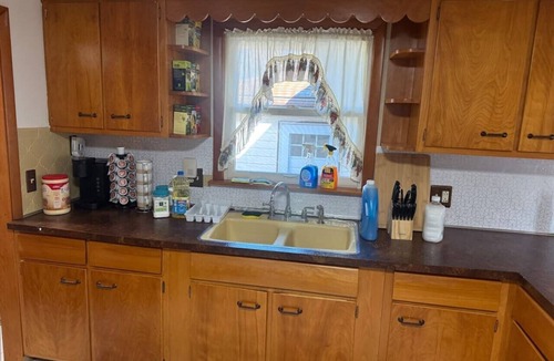 West Seneca House | 4 Cozy Bedrooms | Pool Table | Backyard