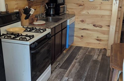 South Rutland House | #4 Cozy private for couples, Tug Hill C5a trail .Only 11 miles off 81 exit 131