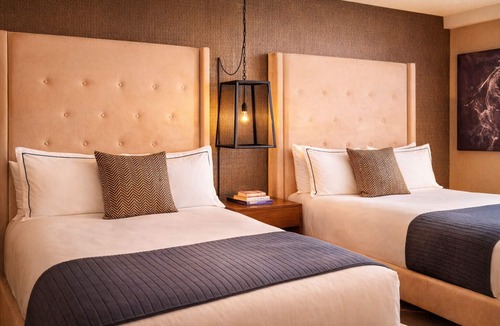 Bay Village Hotel | 4 Deluxe City View 2 Queens | Revere Hotel | Pet-Friendly