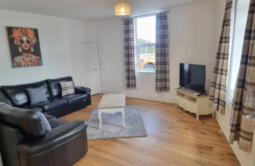 Knottingley House | 4 double bedroom house with private ample parking