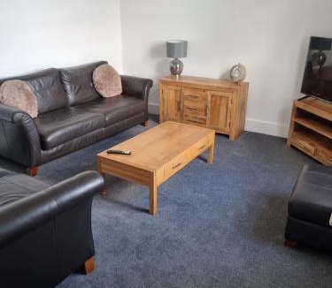 Knottingley House | 4 double bedroom house with private ample parking