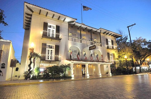 Western Division Hotel | 4 Double Suites with Grill, Pools & Pet-Friendly Stay Near Museums & Downtown