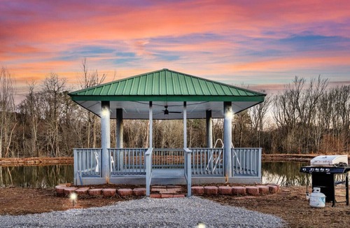 Brownsboro House | 4 Fish Ponds - 17 Acres - Boat