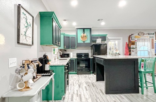 Hoyt House | 4+ Guest ~ 1BR & 1SH, Comfy Lake Gem: Hot Tub, Beach Access, Games, & more