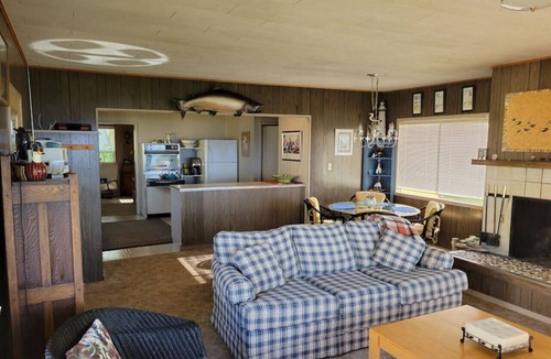 Neah Bay House | 4 guest · Eddie Bauer`s former Beachfront Cottage