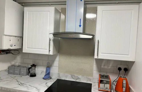 Solihull Apartment | 4 Guests - 10min Airport - N E C - Jaguar