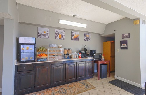 Brownsville Hotel | 4 Inviting 2 Queen Bed Units w/Elegant Touches and Quick Access to Local Sights