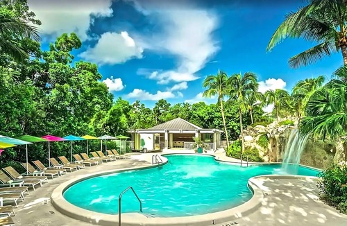 Rock Harbor Resort | 4 Island-Style Junior Suite in Hammock Wing
