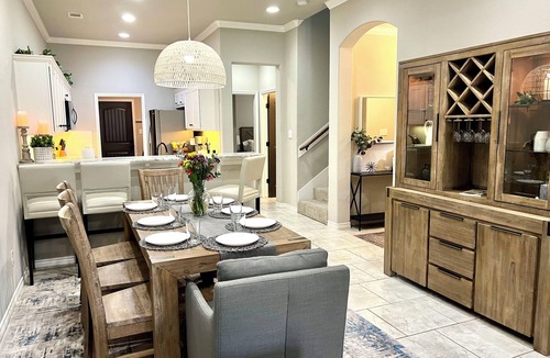 Wellborn House | 4 king bedrooms and 4 baths - just 15 min to A&M - 1-2 miles to 35 restaurants!